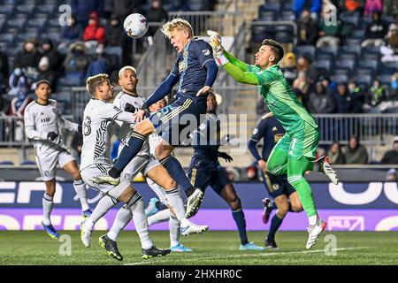 Jakob Glesnes vince un colpo di testa davanti al portiere JT Marcinkowski mentre i Philadelphia Union sconfiggono il portiere e i terremoti di San Jose per 2-0 durante una partita di calcio professionistico della Major League Soccer MLS Foto Stock