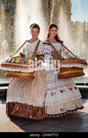 Venditori di fiori in abito tradizionale, Prospect Svodoby, l'viv, Ucraina Foto Stock