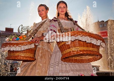 Venditori di fiori in abito tradizionale, Prospect Svodoby, l'viv, Ucraina Foto Stock