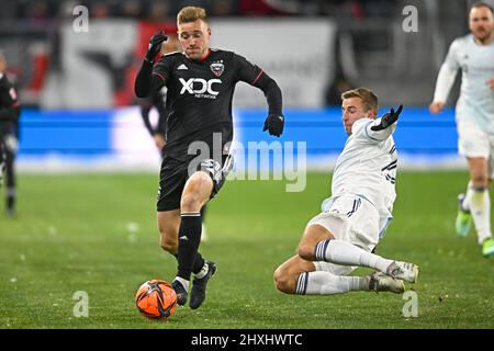 Washington, DC, Stati Uniti. 12th Mar 2022. Il difensore del fuoco di Chicago Wyatt Omsberg (20) scivola verso il difensore Unito del D.C. Julian Gressel (31) durante la partita MLS tra il Chicago Fire e il DC United presso Audi Field a Washington, DC. Reggie Hildred/CSM/Alamy Live News Foto Stock