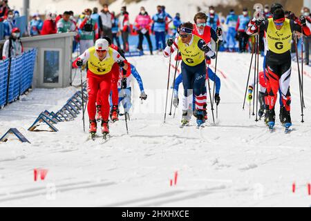 Zhangjiakou, la provincia cinese di Hebei. 13th Mar 2022. Gli atleti si sfidano durante il Para Cross-Country Sci Open 4x2.5km relè di Pechino 2022 Paralimpiadi invernali al National Biathlon Centre di Zhangjiakou, nella provincia di Hebei della Cina settentrionale, 13 marzo 2022. Credit: Li Bo/Xinhua/Alamy Live News Foto Stock