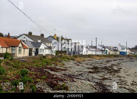 10 Marzo 2022 Irish Sea front proprietà che si affacciano sulla spiaggia in una baia privata a Coney Island in County Down in Northern Ireland su Tull Spring Mor Foto Stock