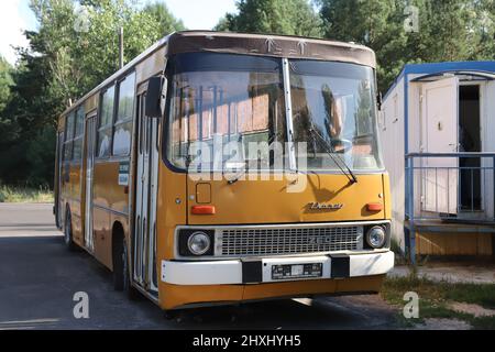 Autobus nella città di Pripyat, zona di esclusione di Chernobyl, Chernobyl, Ucraina Foto Stock