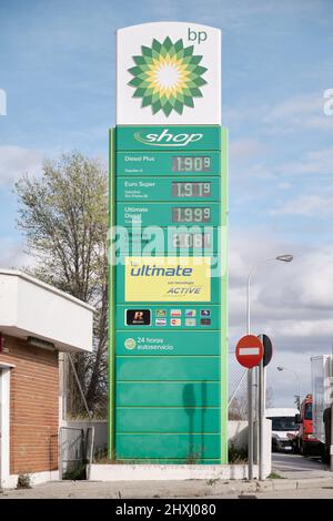 Madrid, Spagna. 12 marzo 2022: Il totem BP British Petroleum mostra i prezzi del gas. Foto Stock