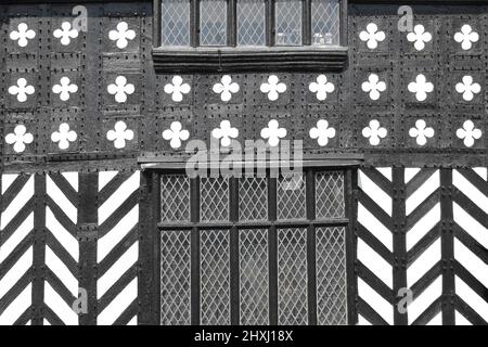 Dettagli architettonici Tudor in bianco e nero Foto Stock