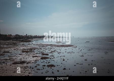 condizioni sulla spiaggia nella città di sampang Foto Stock