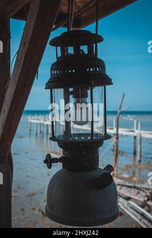 Le lampade antiche in Indonesia usavano il petrolio, ora sono passati all'elettricità perché il petrolio è difficile da raggiungere Foto Stock