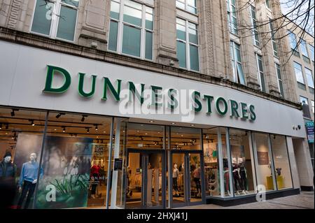 Belfast, Regno Unito - 19 febbraio 2022: Dunnes Stores a Belfast, Irlanda del Nord. Foto Stock