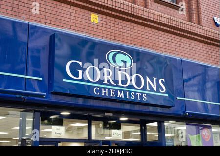 Belfast, UK- 19 febbraio 2022: Il cartello per i Gordons Chemists a Belfast, Irlanda del Nord. Foto Stock