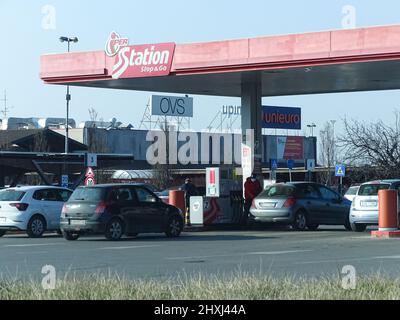 Milano, Italia - Marzo 2002 i prezzi del gas e del gasolio aumentano alla stazione di servizio la gente si rifornisce a causa della guerra dell'ucraina russa e della speculazione finanziaria Foto Stock