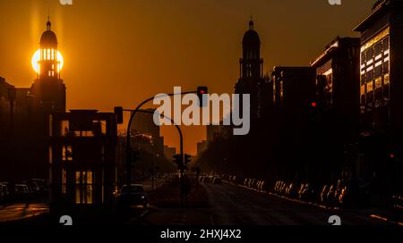 Berlino, Germania. 13th Mar 2022. Il sole sorge dietro la porta di Francoforte. Credit: Annibal Hanschke/dpa/Alamy Live News Foto Stock