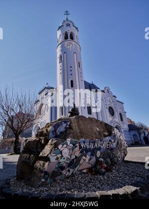 Chiesa blu di Santa Elisabetta a Bratislava, Slovacchia, con torre Art Nouveau, mosaico in primo piano e cielo azzurro. Foto Stock