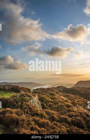 L'epica immagine del paesaggio del tramonto autunnale da Holme è caduta guardando verso Coniston Water nel Lake District Foto Stock