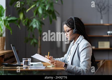 Black woman CEO executive discutere i risultati del progetto con il team durante una riunione settimanale online Foto Stock
