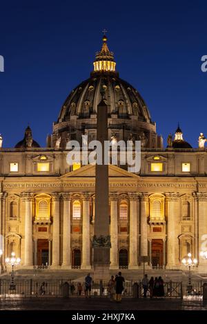 Basilica Papale di San Pietro e antico obelisco egiziano di notte in Piazza San Pietro a Roma, Italia Foto Stock