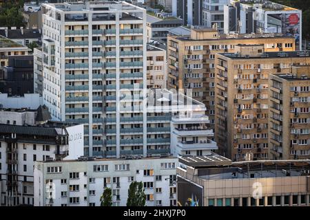 Quartiere centrale della città di Varsavia in Polonia, torri di costruzione di appartamenti, blocchi di appartamenti, architettura residenziale. Foto Stock