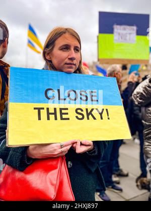 PARIGI, FRANCIA - 13 marzo 2022: Le persone che protestano a Place de la République a Parigi, Francia, contro gli attacchi della Russia in Ucraina. Foto Stock