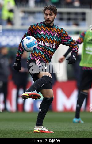 Stadio Luigi Ferraris, Genova, 12 marzo 2022, Manuel Locatelli (Juventus FC) si riscalda prima della partita durante UC Sampdoria vs Juventus FC - Foto Stock