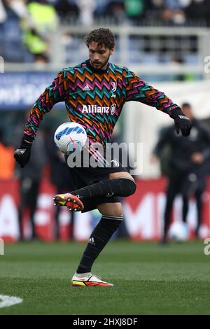 Stadio Luigi Ferraris, Genova, 12 marzo 2022, Manuel Locatelli (Juventus FC) si riscalda prima della partita durante UC Sampdoria vs Juventus FC - Foto Stock