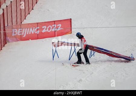 Pechino, Cina. 13th Mar 2022. Paralimpiadi, Para Alpine Sci, Men, Slalom, presso il National Alpine Ski Center: Un membro dello staff prende le indicazioni lungo la pista. Credit: Christoph Soeder/dpa/Alamy Live News Foto Stock