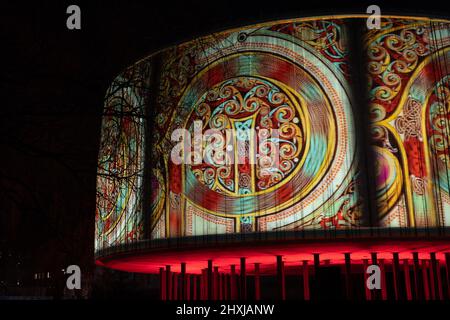 A nord del Tyne, evento culturale Under the Stars con proiezioni sugli edifici della città, tra cui il centro amministrativo di Newcastle. Foto Stock