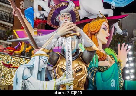 Vista notturna di sculture giganti in Ruzafa o Russafa durante l'annuale Fallas Festival, Valencia, Spagna Foto Stock