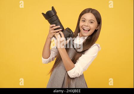 felicità pura. hobby o carriera. fotografo principiante con macchina fotografica moderna. Foto Stock