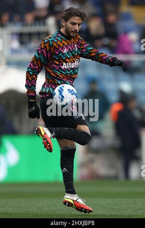 Genova, Italia. 12th Mar 2022. Manuel Locatelli (Juventus FC) si scalda prima della partita durante UC Sampdoria vs Juventus FC, Campionato italiano di calcio A a Genova, Italia, Marzo 12 2022 Credit: Independent Photo Agency/Alamy Live News Foto Stock