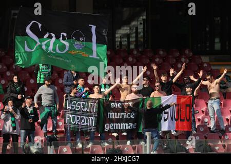 Salerno, Italia. 12th Mar 2022. Tifosi di US SASSUOLO durante la Serie A match tra US Salernitana e US Sassuolo allo Stadio Arechi il 12 marzo 2022 a Salerno, Italia. Credit: Independent Photo Agency/Alamy Live News Foto Stock