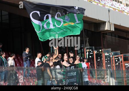 Salerno, Italia. 12th Mar 2022. Tifosi di US SASSUOLO durante la Serie A match tra US Salernitana e US Sassuolo allo Stadio Arechi il 12 marzo 2022 a Salerno, Italia. Credit: Independent Photo Agency/Alamy Live News Foto Stock