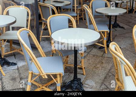 Sedie e tavoli vuoti all'esterno di un caffè francese durante il blocco COVID-19. Foto Stock
