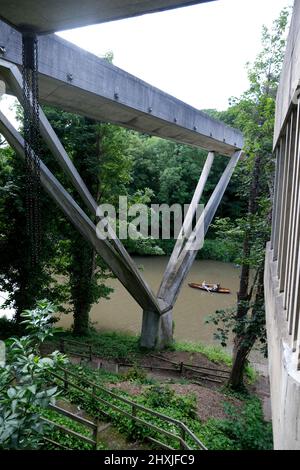 Canottaggio sotto il ponte Kingsgate, luglio 2021. Dunelm House, Durham, Inghilterra. Foto Stock