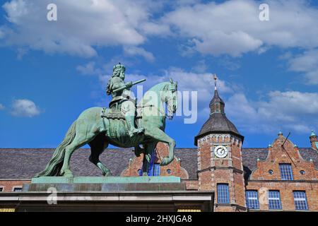 Düsseldorf (Marktplatz), Germania - Marzo 9. 2022: Vista sulla statua in bronzo patinato verde equestre barocco del sudoverano Jan Wellem in pieno amor sitti Foto Stock