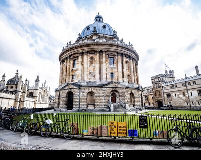 Radcliffe Square, nel centro di Oxford, è il luogo in cui sorge il Radcliffe Camera Building, una biblioteca storica nel cuore di Oxford. Foto Stock