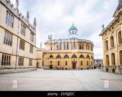 Un cortile centrale di Oxford con la vecchia Biblioteca Bodleiana (a sinistra), il Teatro Sheldonian (al centro) e il Clarendon Building (a destra) Foto Stock