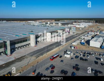 11 marzo 2022, Brandeburgo, Grünheide: Il cantiere della Tesla Gigafactory Berlin Brandenburg (vista aerea con un drone). La prima fabbrica europea di Grünheide, progettata per 500.000 veicoli all'anno, è un pilastro importante della strategia futura di Tesla. Foto: Patrick Pleul/dpa-Zentralbild/ZB Foto Stock