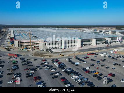 11 marzo 2022, Brandeburgo, Grünheide: Il cantiere della Tesla Gigafactory Berlin Brandenburg (vista aerea con un drone). La prima fabbrica europea di Grünheide, progettata per 500.000 veicoli all'anno, è un pilastro importante della strategia futura di Tesla. Foto: Patrick Pleul/dpa-Zentralbild/ZB Foto Stock