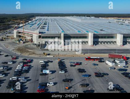 11 marzo 2022, Brandeburgo, Grünheide: Il cantiere della Tesla Gigafactory Berlin Brandenburg (vista aerea con un drone). La prima fabbrica europea di Grünheide, progettata per 500.000 veicoli all'anno, è un pilastro importante della strategia futura di Tesla. Foto: Patrick Pleul/dpa-Zentralbild/ZB Foto Stock