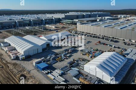 11 marzo 2022, Brandeburgo, Grünheide: Il cantiere della Tesla Gigafactory Berlin Brandenburg (vista aerea con un drone). La prima fabbrica europea di Grünheide, progettata per 500.000 veicoli all'anno, è un pilastro importante della strategia futura di Tesla. Foto: Patrick Pleul/dpa-Zentralbild/ZB Foto Stock