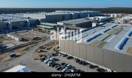 11 marzo 2022, Brandeburgo, Grünheide: Il cantiere della Tesla Gigafactory Berlin Brandenburg (vista aerea con un drone). La prima fabbrica europea di Grünheide, progettata per 500.000 veicoli all'anno, è un pilastro importante della strategia futura di Tesla. Foto: Patrick Pleul/dpa-Zentralbild/ZB Foto Stock