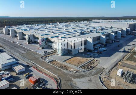 11 marzo 2022, Brandeburgo, Grünheide: Il cantiere della Tesla Gigafactory Berlin Brandenburg (vista aerea con un drone). La prima fabbrica europea di Grünheide, progettata per 500.000 veicoli all'anno, è un pilastro importante della strategia futura di Tesla. Foto: Patrick Pleul/dpa-Zentralbild/ZB Foto Stock