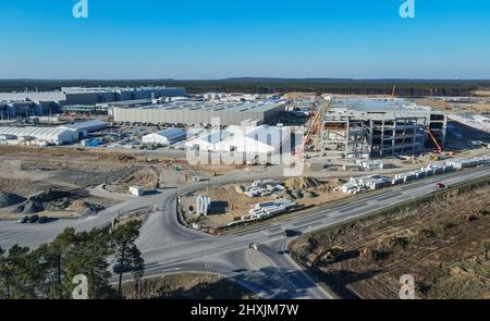 11 marzo 2022, Brandeburgo, Grünheide: Il cantiere della Tesla Gigafactory Berlin Brandenburg (vista aerea con un drone). La prima fabbrica europea di Grünheide, progettata per 500.000 veicoli all'anno, è un pilastro importante della strategia futura di Tesla. Foto: Patrick Pleul/dpa-Zentralbild/ZB Foto Stock