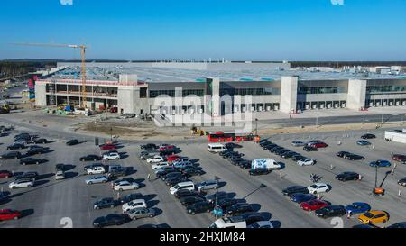 11 marzo 2022, Brandeburgo, Grünheide: Il cantiere della Tesla Gigafactory Berlin Brandenburg (vista aerea con un drone). La prima fabbrica europea di Grünheide, progettata per 500.000 veicoli all'anno, è un pilastro importante della strategia futura di Tesla. Foto: Patrick Pleul/dpa-Zentralbild/ZB Foto Stock