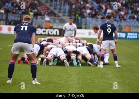 Roma, Lazio, Italia. 12th Mar 2022. Roma, Italia Marzo 2022: Guinness sei Nazioni di rugby, mischia sul campo di gioco la nazione italiana indossare camicia bianca e con camicia blu Scozia, si battono per la palla. Scotland Won 22-33 (Credit Image: © Pasquale Gargano/Pacific Press via ZUMA Press Wire) Foto Stock