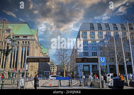 Düsseldorf (Heinrich Heine Allee), Germania - Marzo 9. 2022: Vista sulla stazione della metropolitana con edifici storici nella soleggiata giornata invernale Foto Stock