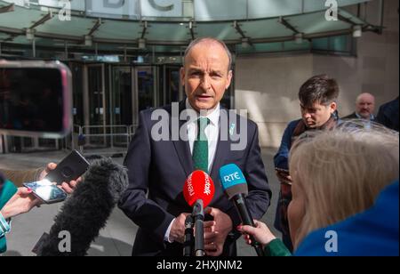 Londra, Inghilterra, Regno Unito. 13th Mar 2022. Il primo ministro irlandese MICHEAL MARTIN è visto fuori dalla BBC dopo essere apparso in tv show Domenica mattina. (Credit Image: © Tayfun Salci/ZUMA Press Wire) Foto Stock