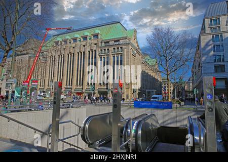 Düsseldorf (Heinrich Heine Allee), Germania - Marzo 9. 2022: Vista sulla stazione della metropolitana con edifici storici nella soleggiata giornata invernale Foto Stock