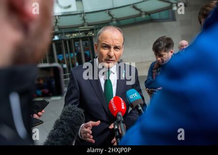 Londra, Inghilterra, Regno Unito. 13th Mar 2022. Il primo ministro irlandese MICHEAL MARTIN è visto fuori dalla BBC dopo essere apparso in tv show Domenica mattina. (Credit Image: © Tayfun Salci/ZUMA Press Wire) Foto Stock