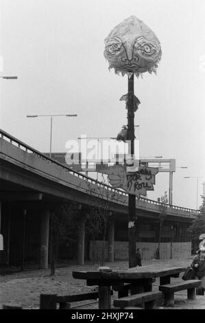 La pulizia è iniziata nelle strade di Notting Hill dopo il radicamento di lunedì sera dopo il Carnevale. 31st agosto 1976. Foto Stock