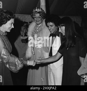 La Regina Elisabetta II, Dame Edna everage (Barry Humphries) e Leo Bayer partecipano al Royal Windsor Big Top Show che si tiene al Billy Smart's Big Top in Home Park, Windsor, in aiuto dell'appello del Giubileo d'Argento della Regina. 28th maggio 1977. Foto Stock